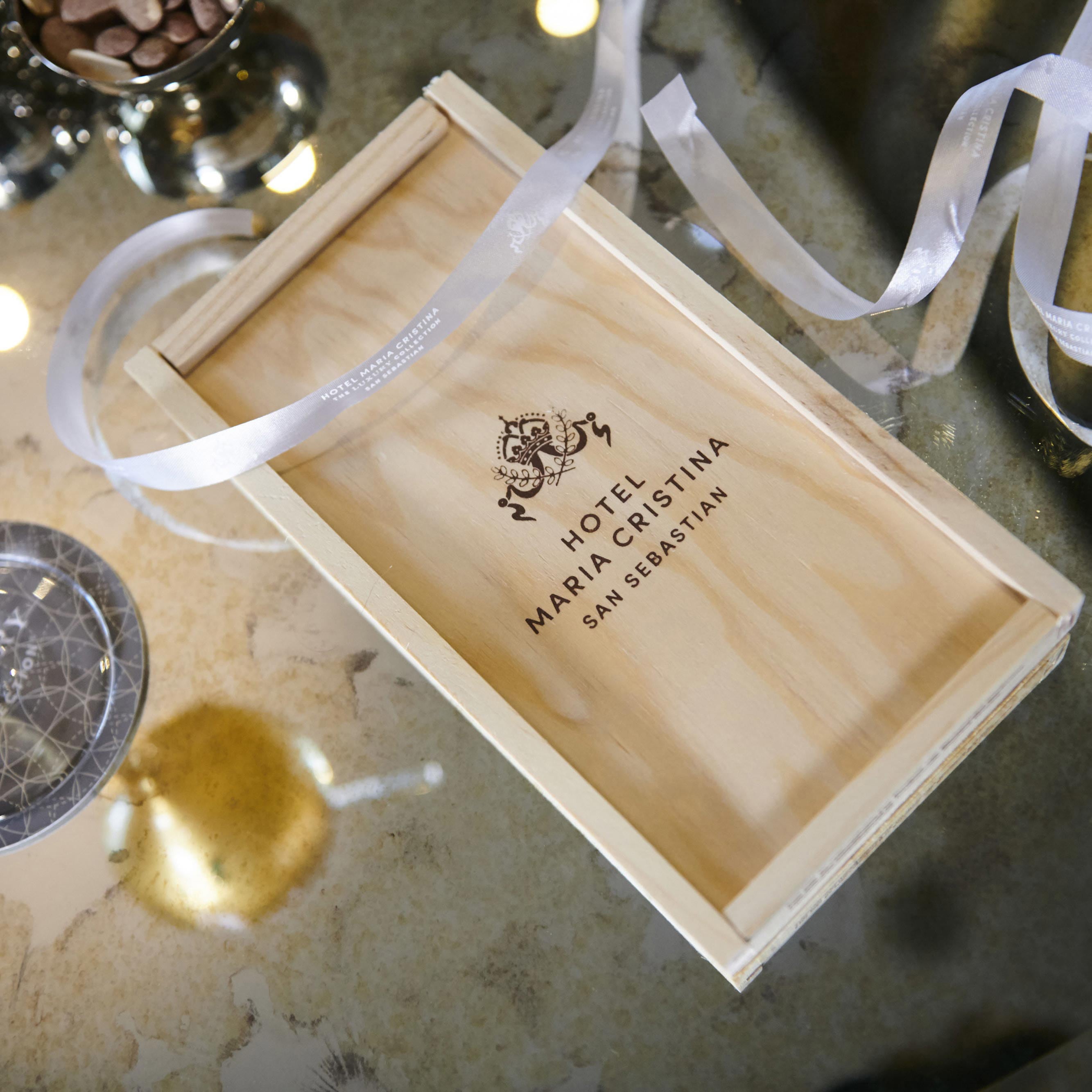 Un coffret à cadeaux en bois sur une table