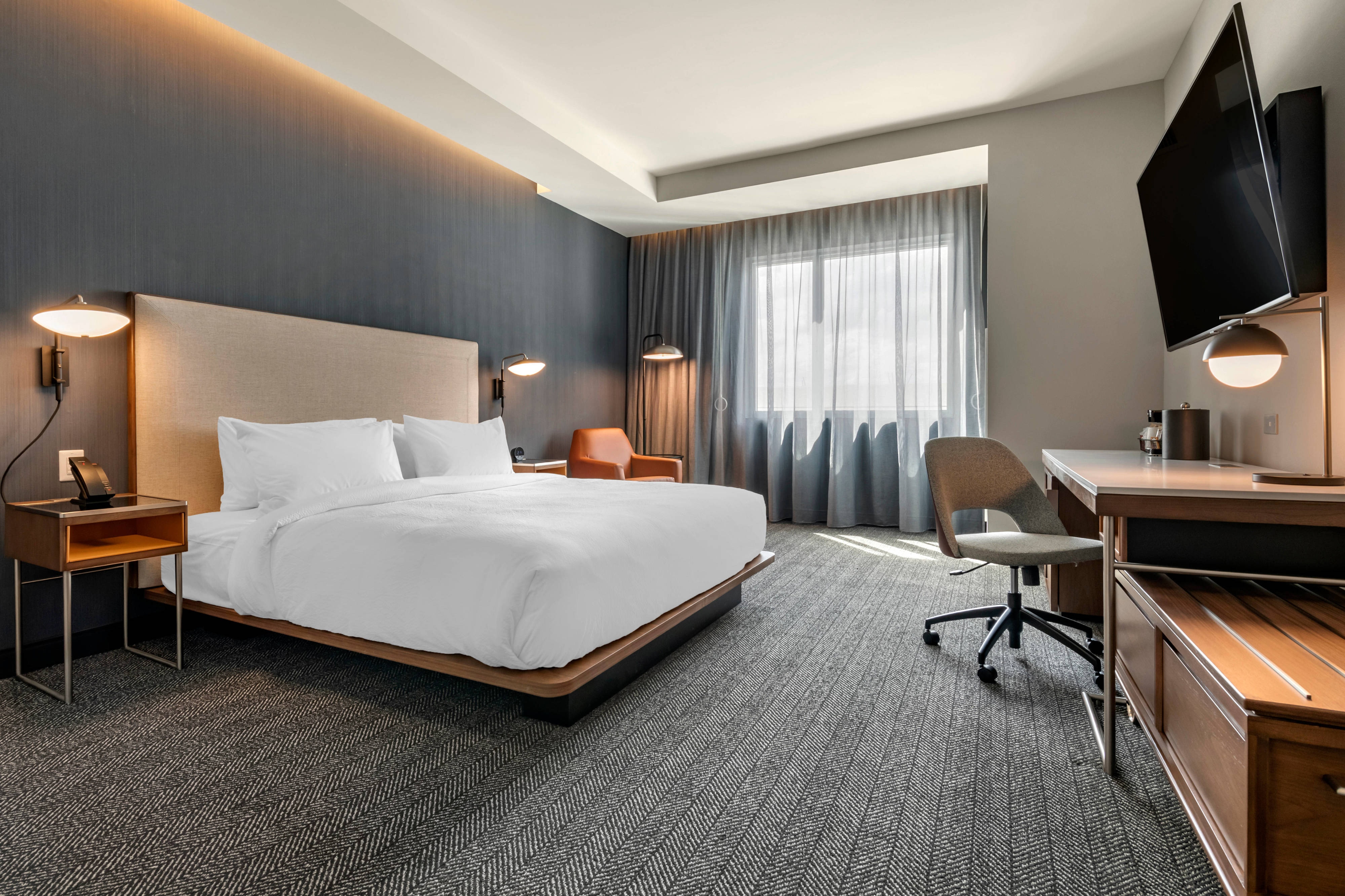 Guestroom king bed