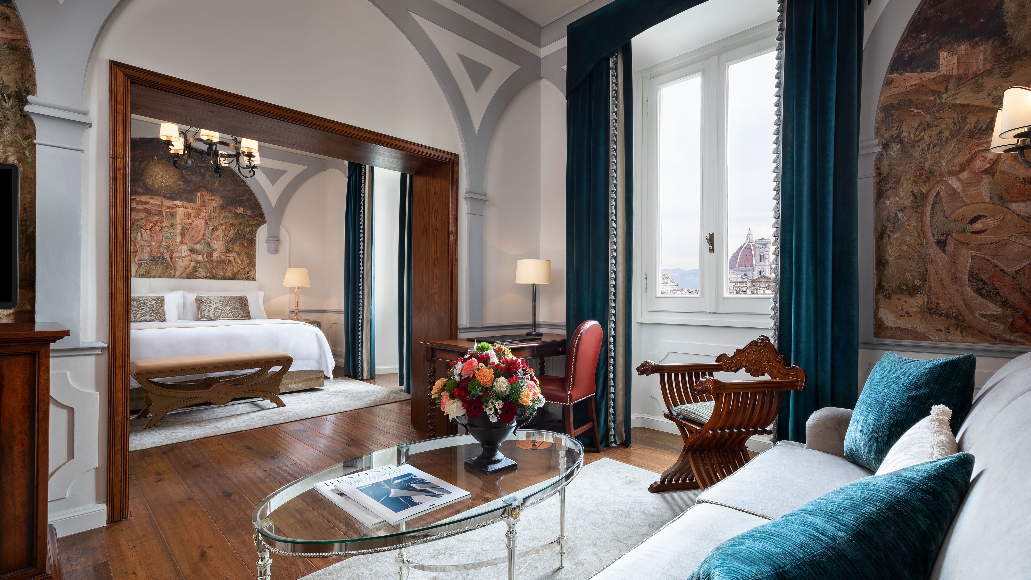 Schlafzimmer und Wohnbereich der Suite