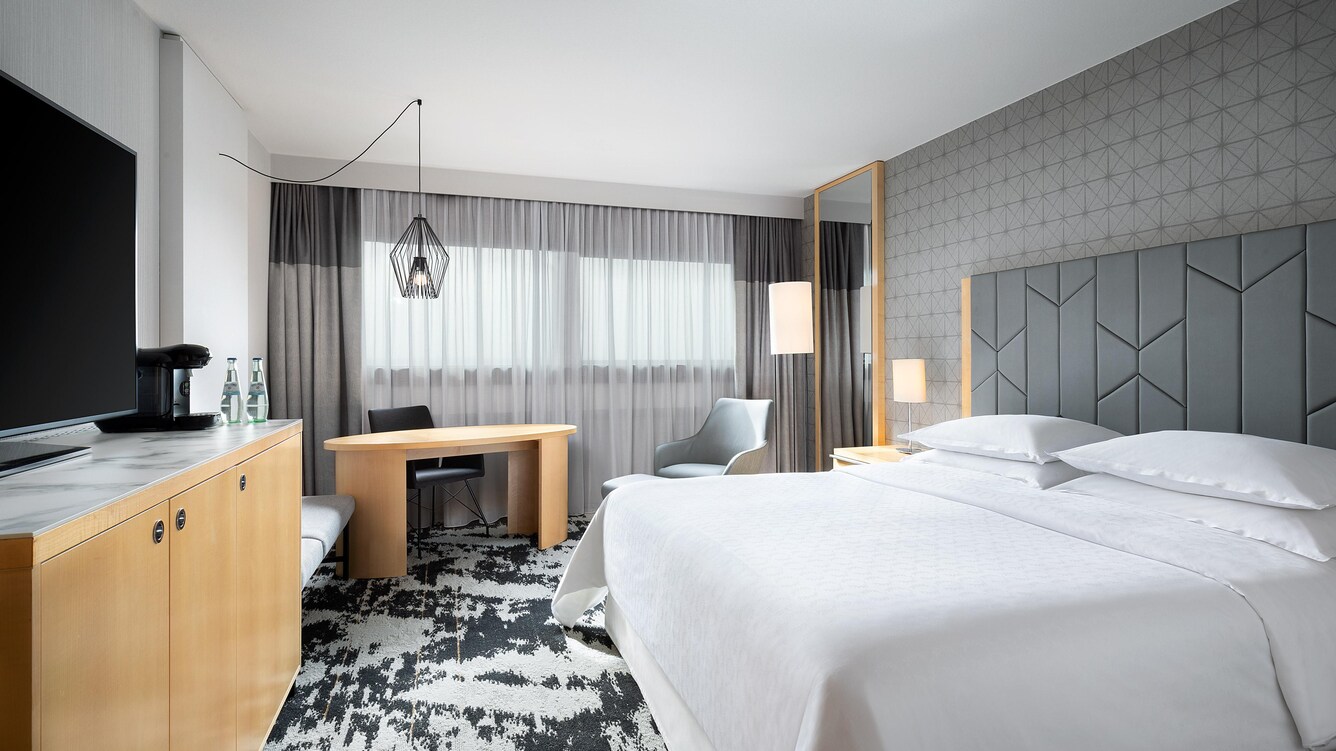 King Sheraton Club Guest Room