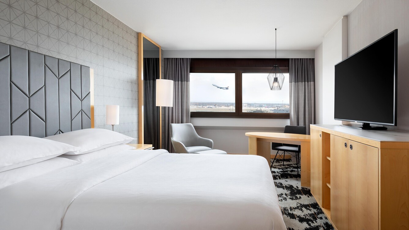 Queen Premium Guest Room - Airport View