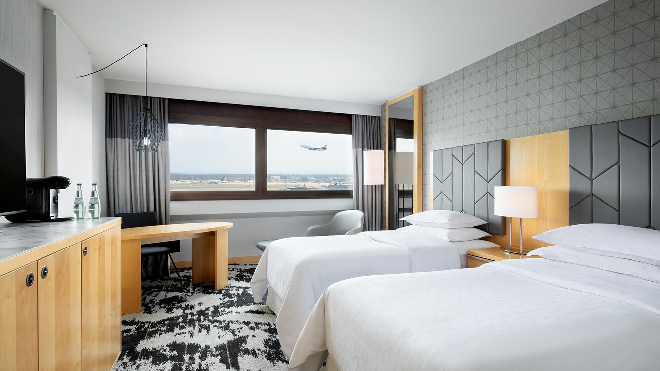 Twin/Twin Sheraton Club Guest Room