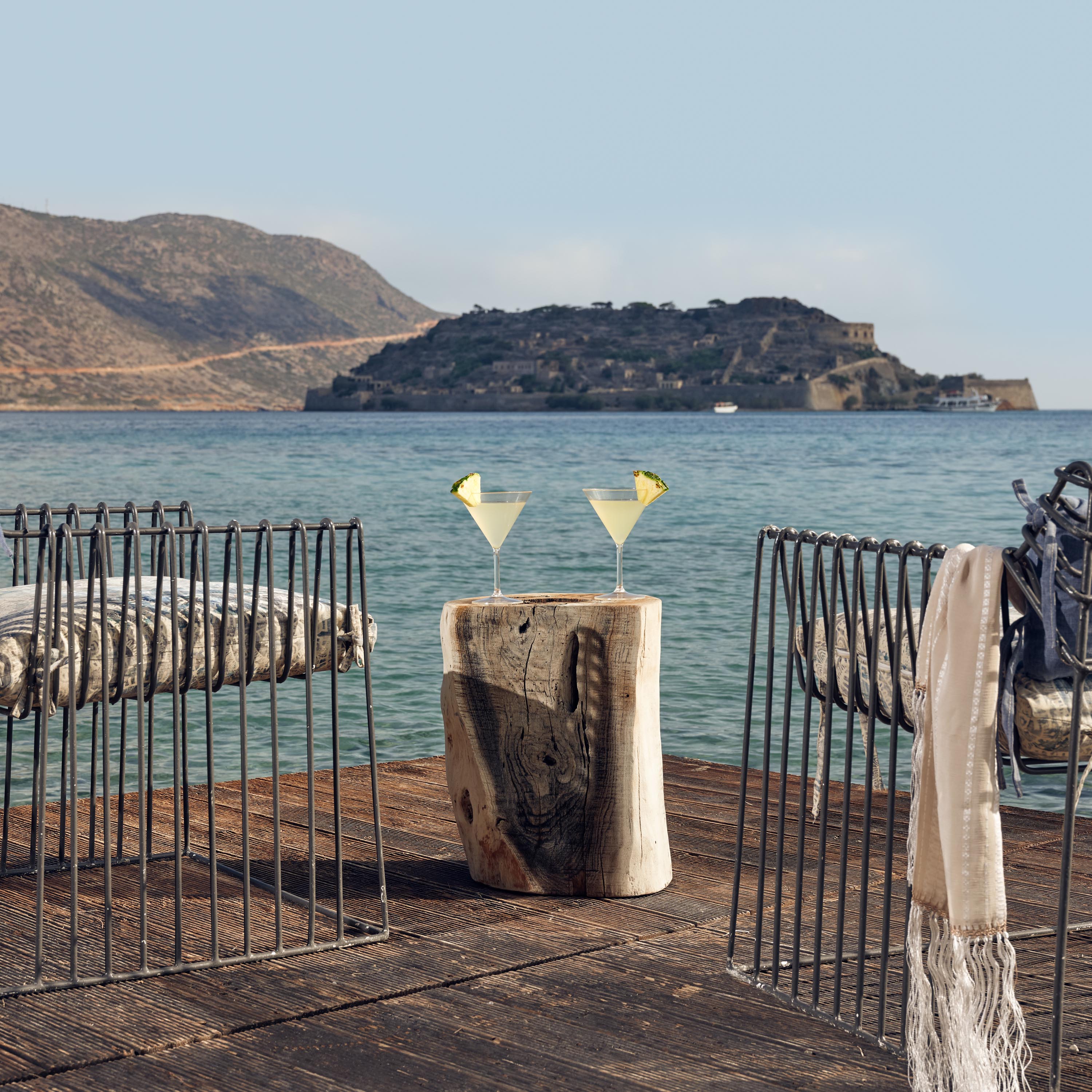 Strandidylle: Sessel, Cocktails bei Domes of Elounda, Griechenland