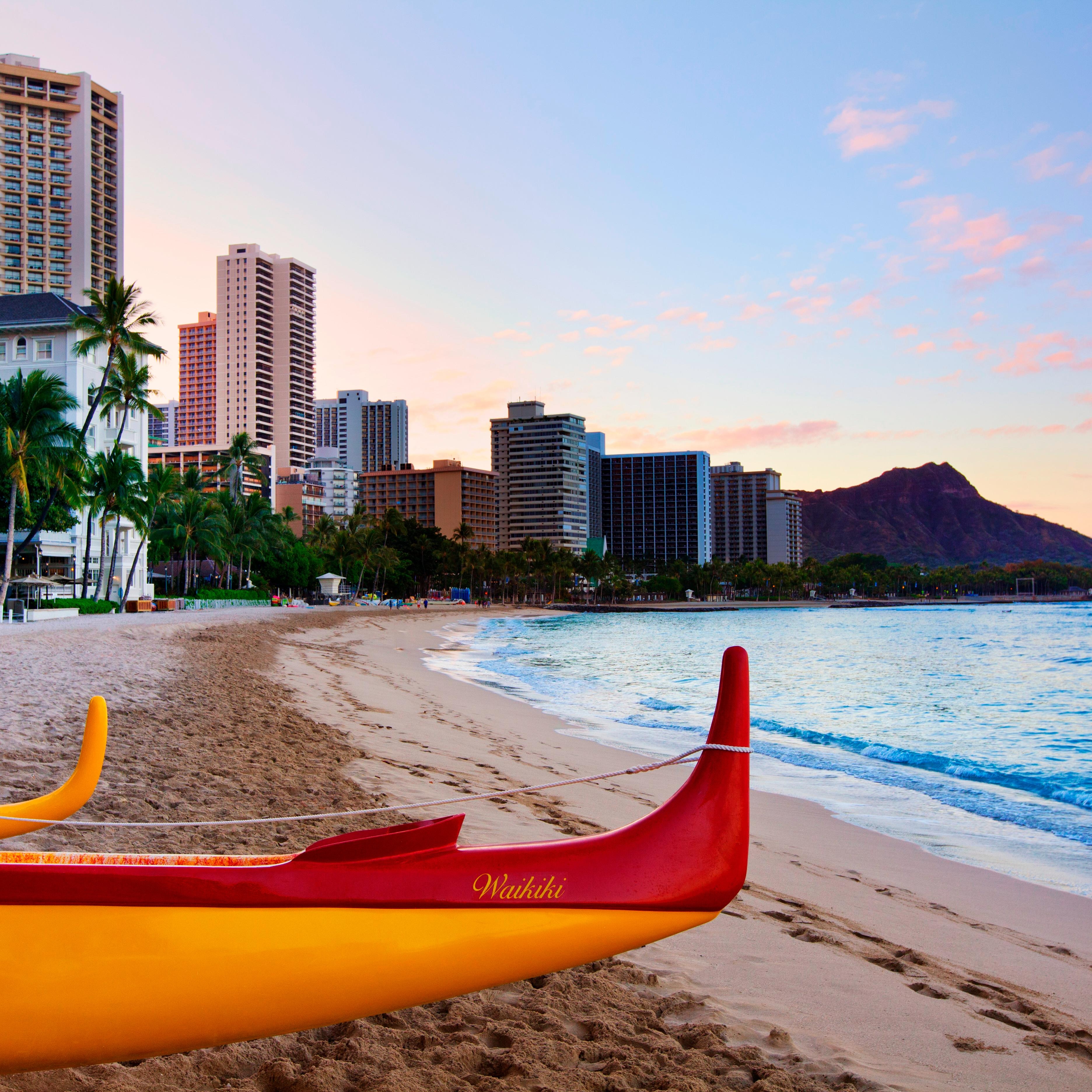 Ein Kanu am Sandstrand von Waikiki