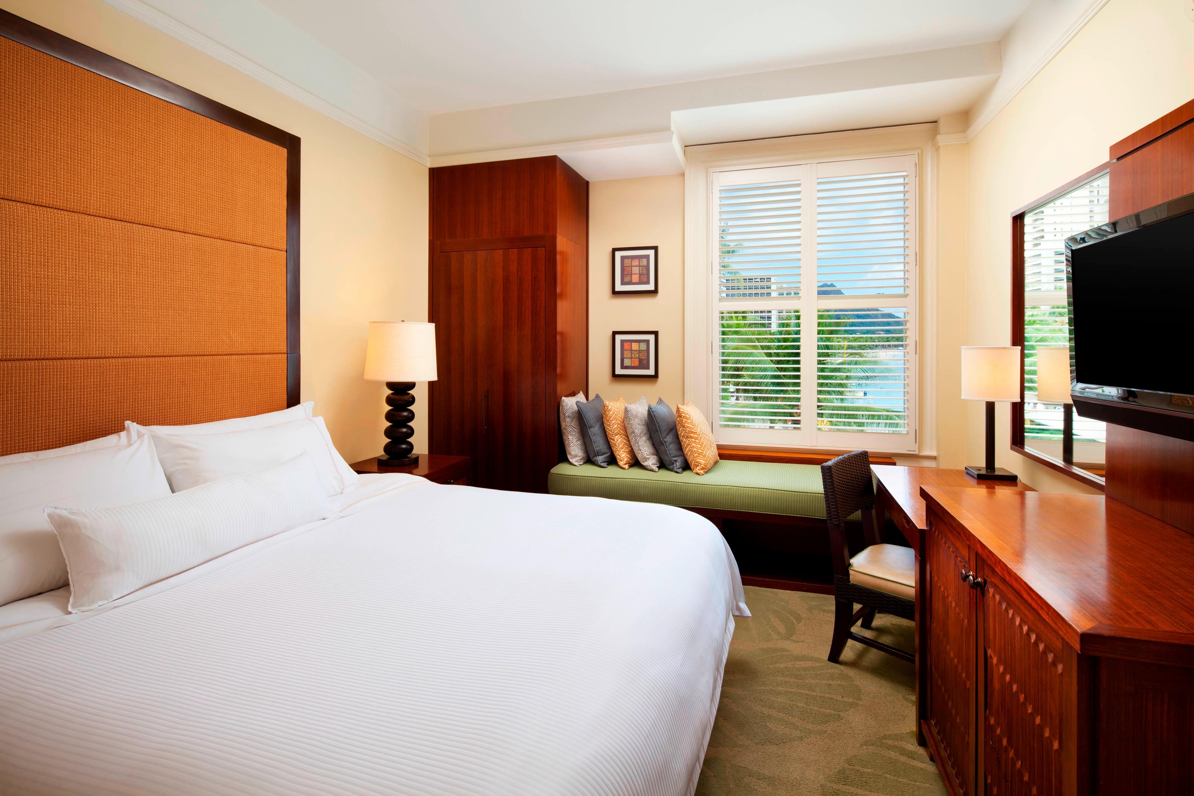 Guest room with chaise window seat