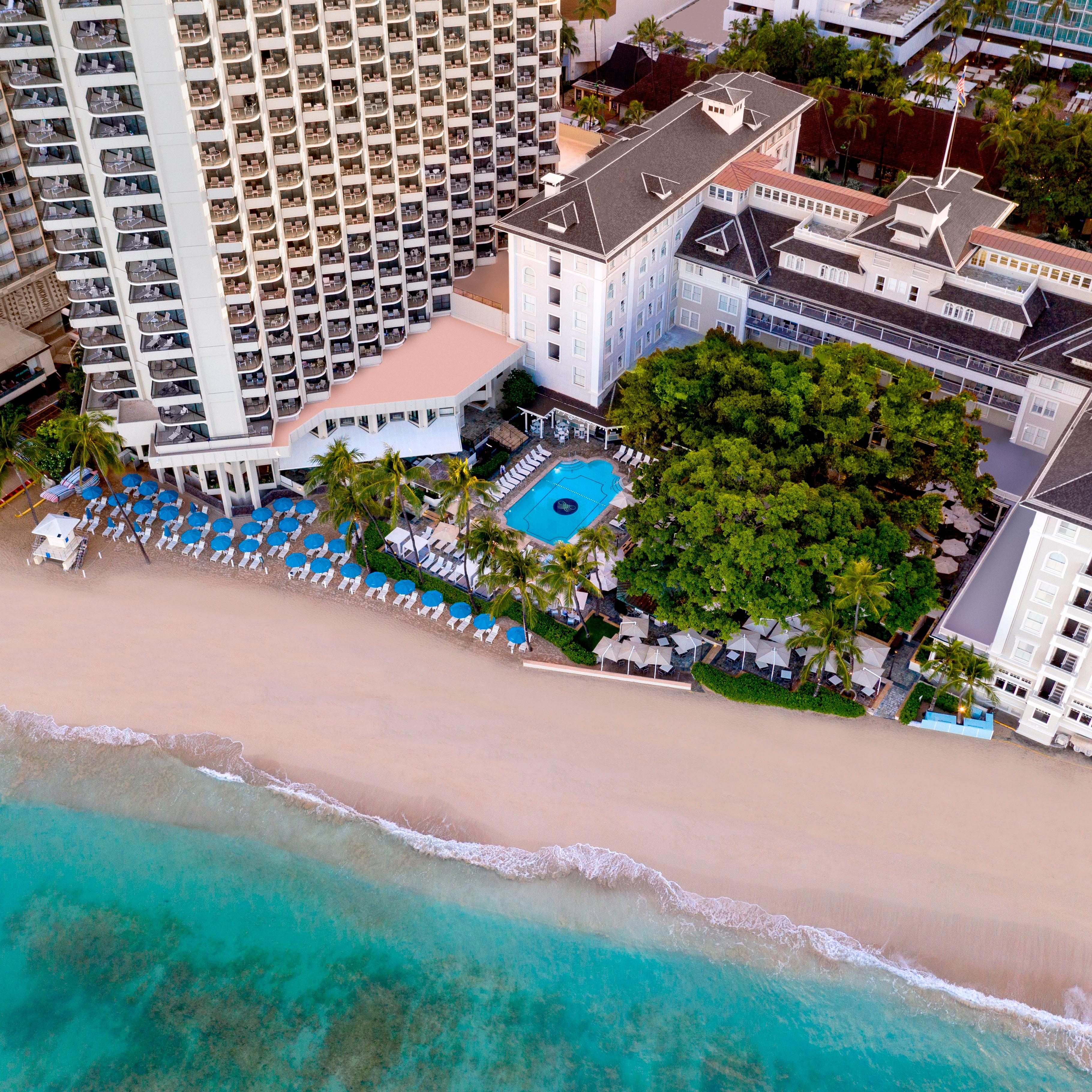 Außenansicht des Hotels und der Strand.