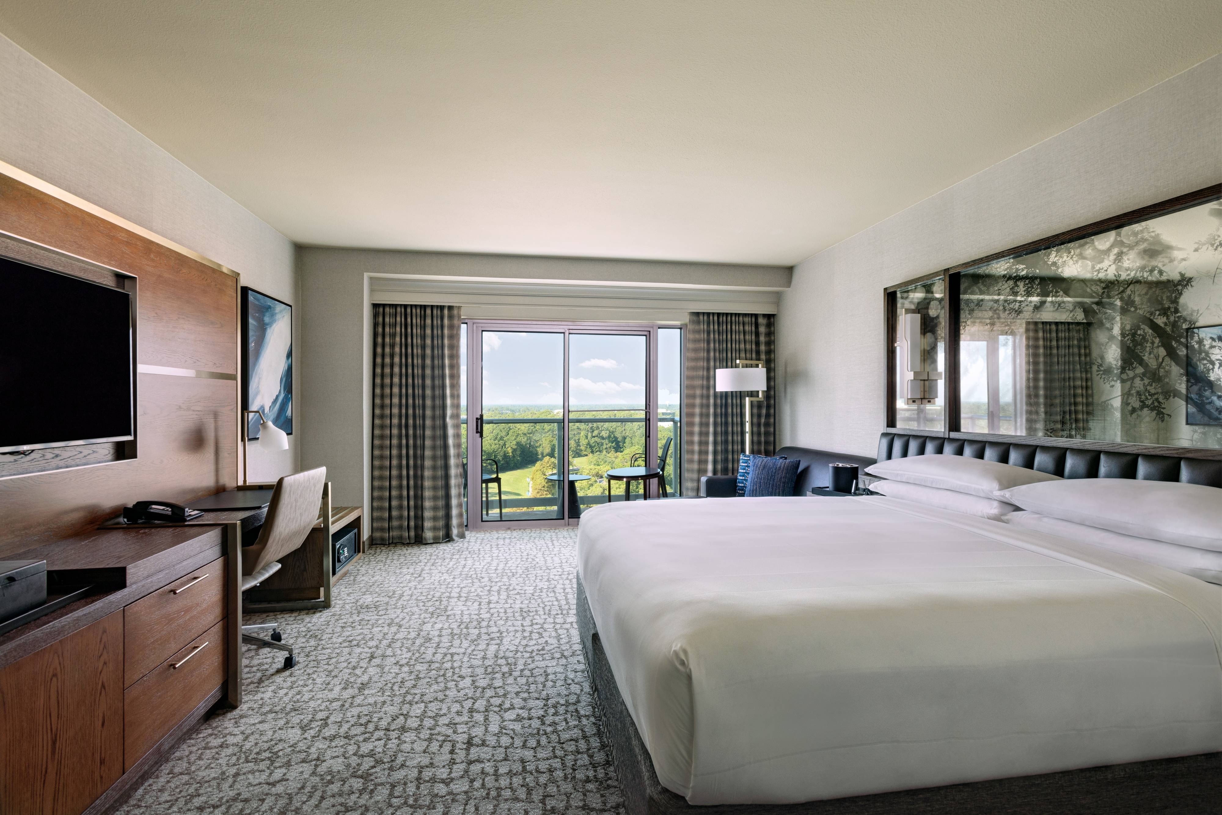 King bedroom with balcony