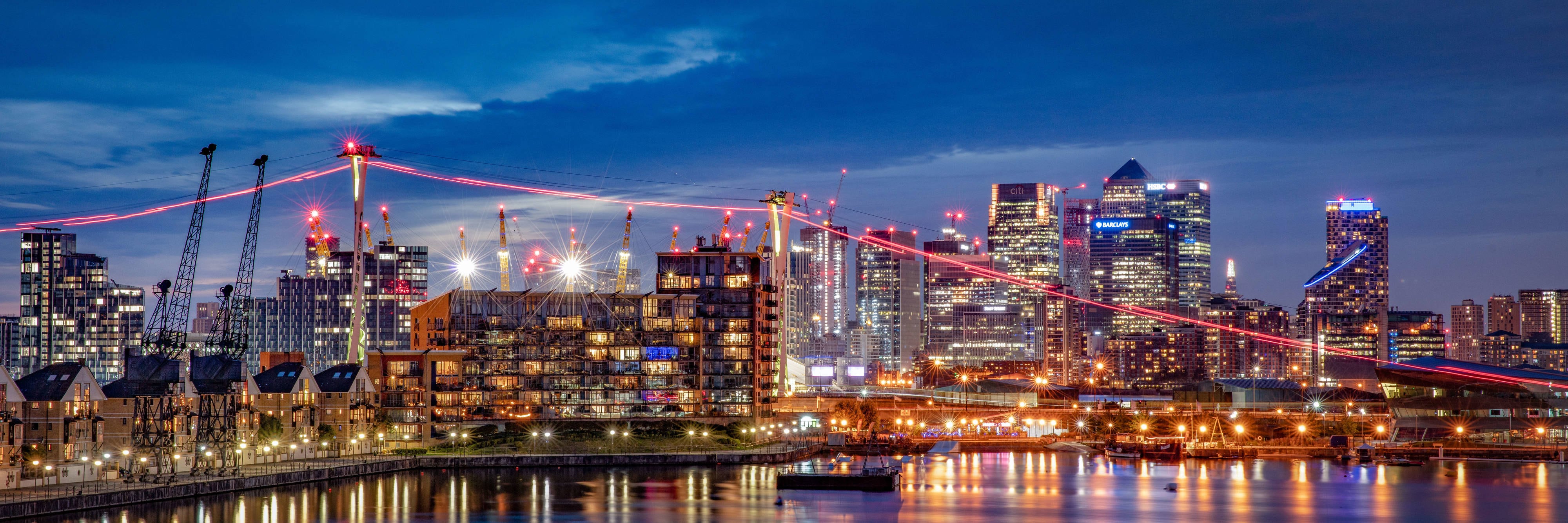 Skyline der Innenstadt bei Nacht