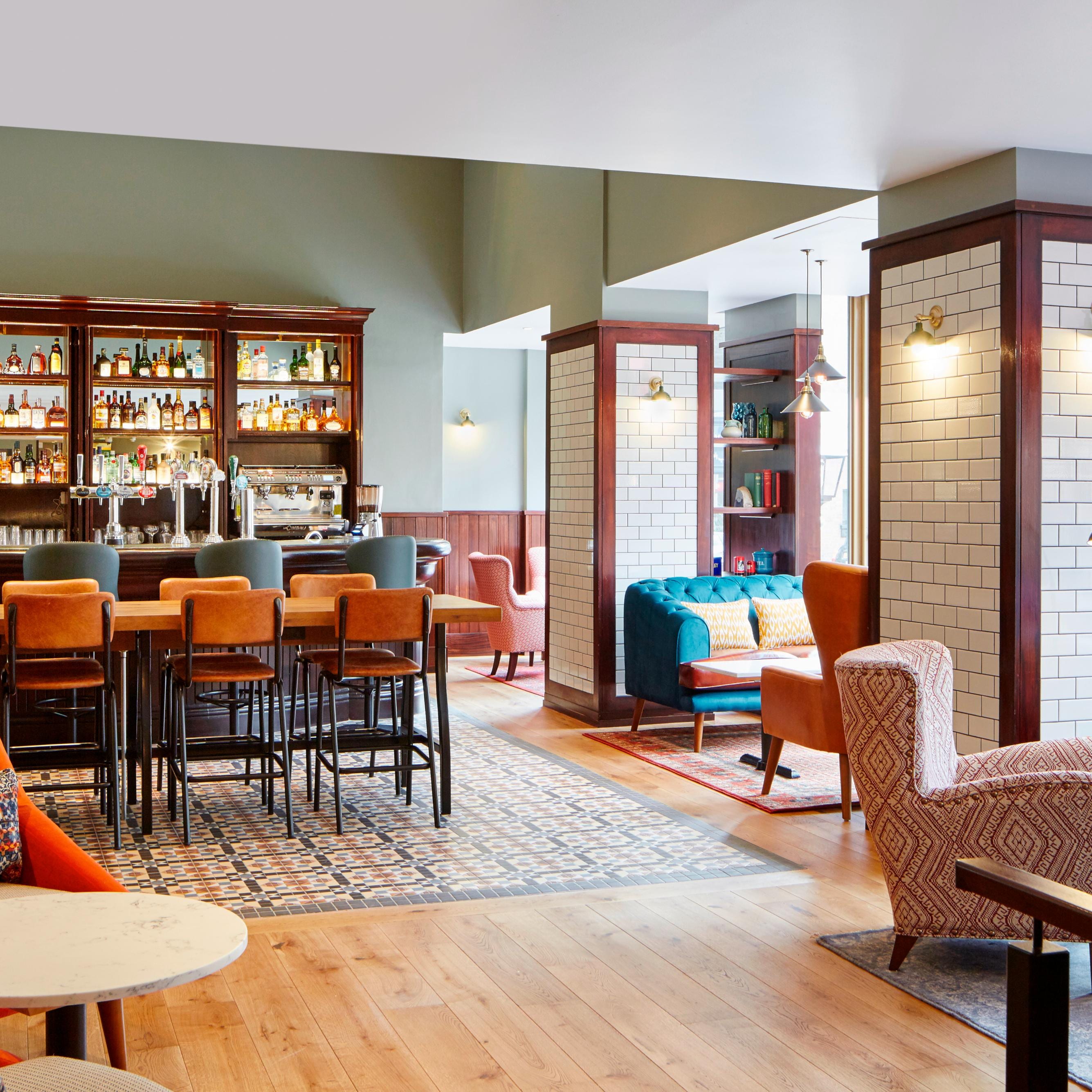 منطقة الجلوس بالبار والصالة