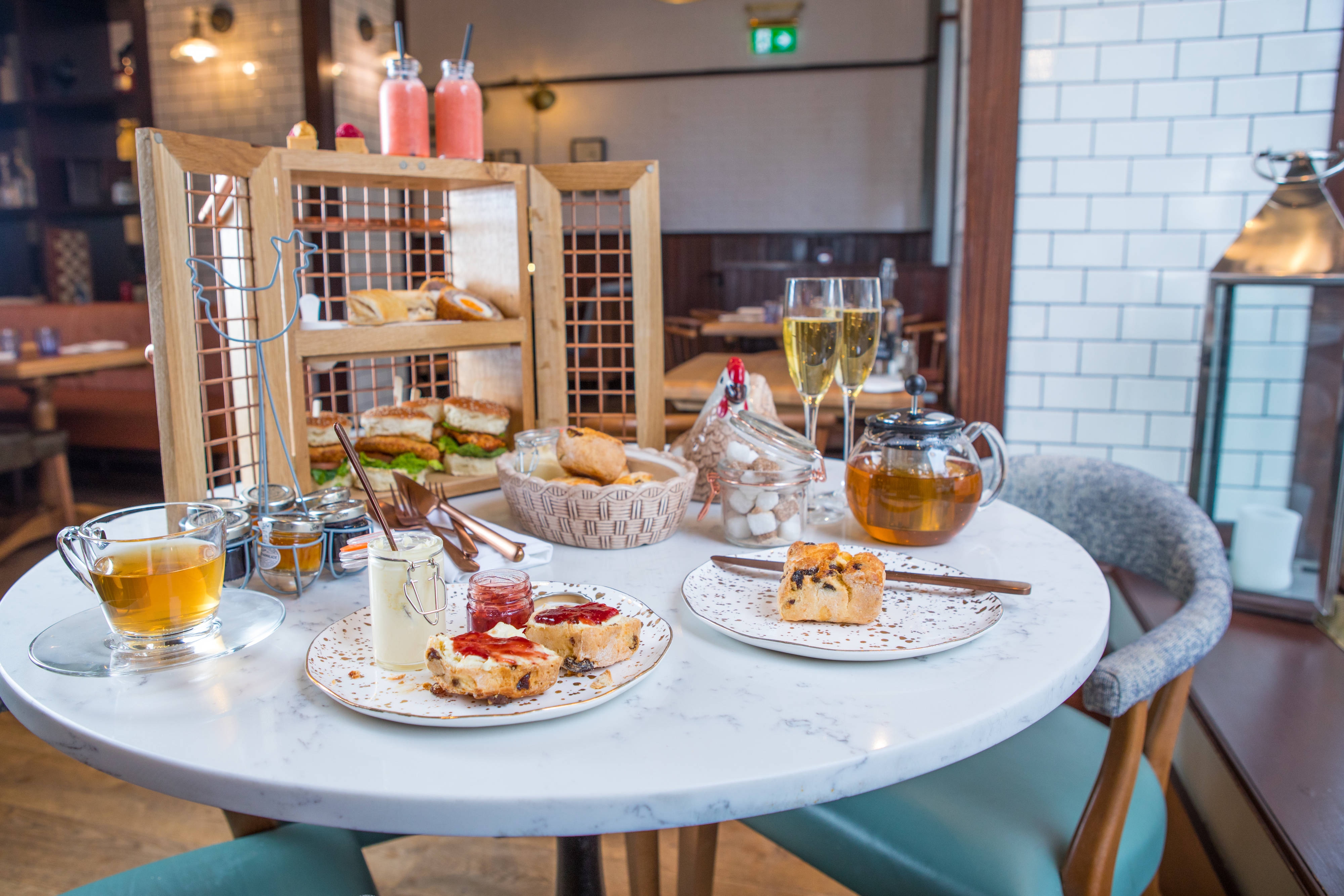 تجهيز طاولة الشاي