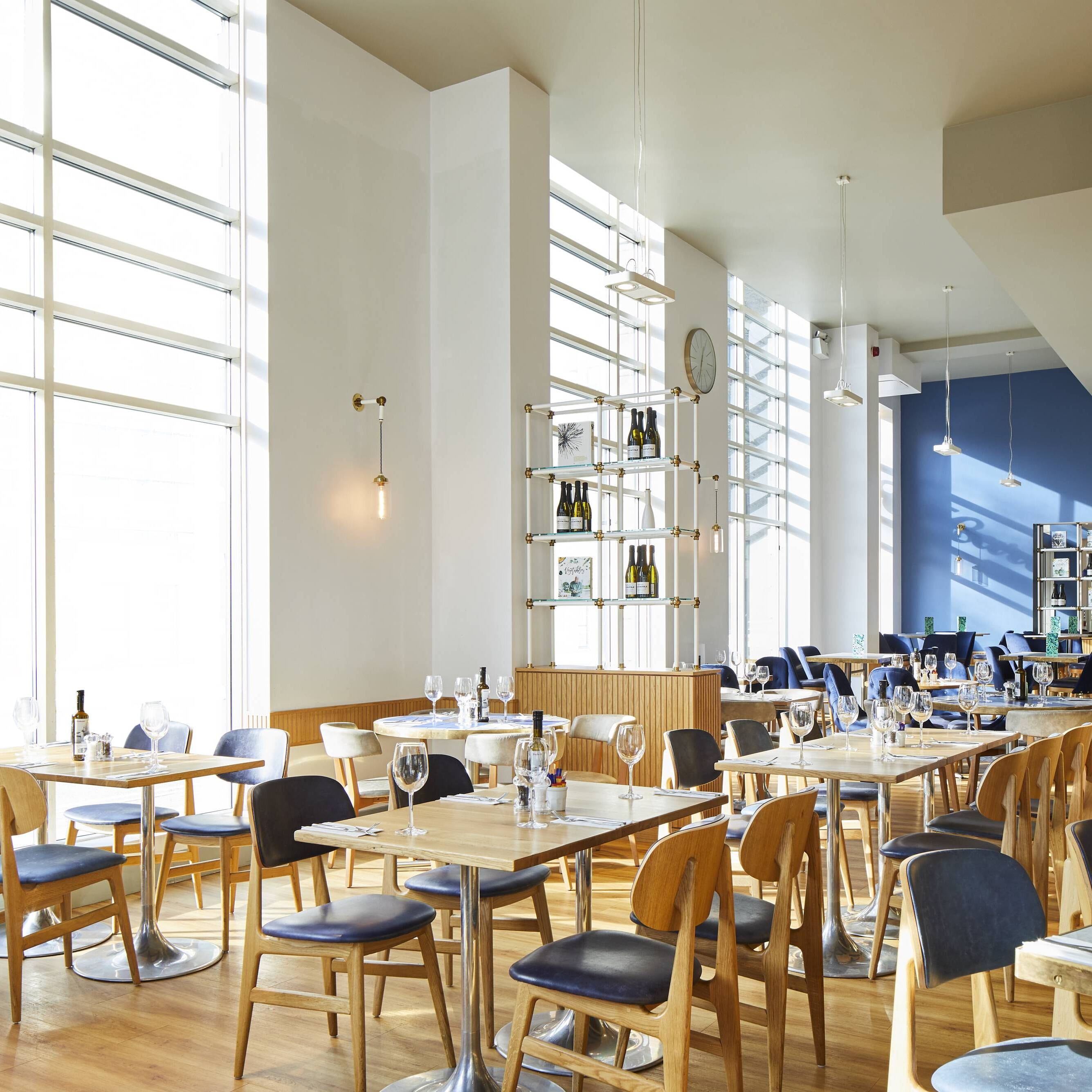 قاعة تناول الطعام بالمطعم