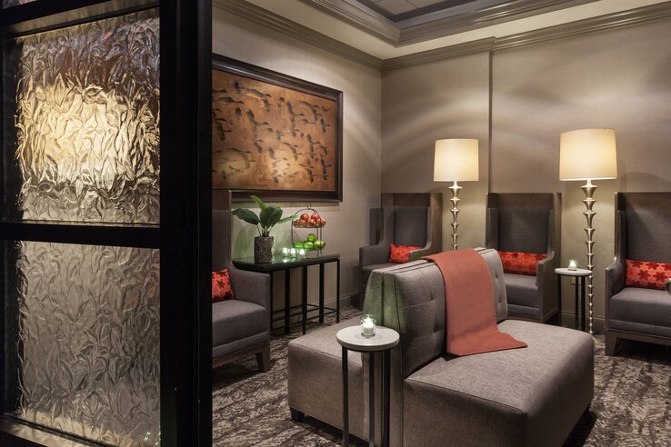 Spa lobby with couches and lamps.