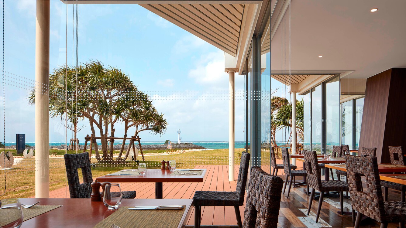Outdoor Dining Room Senses seating.