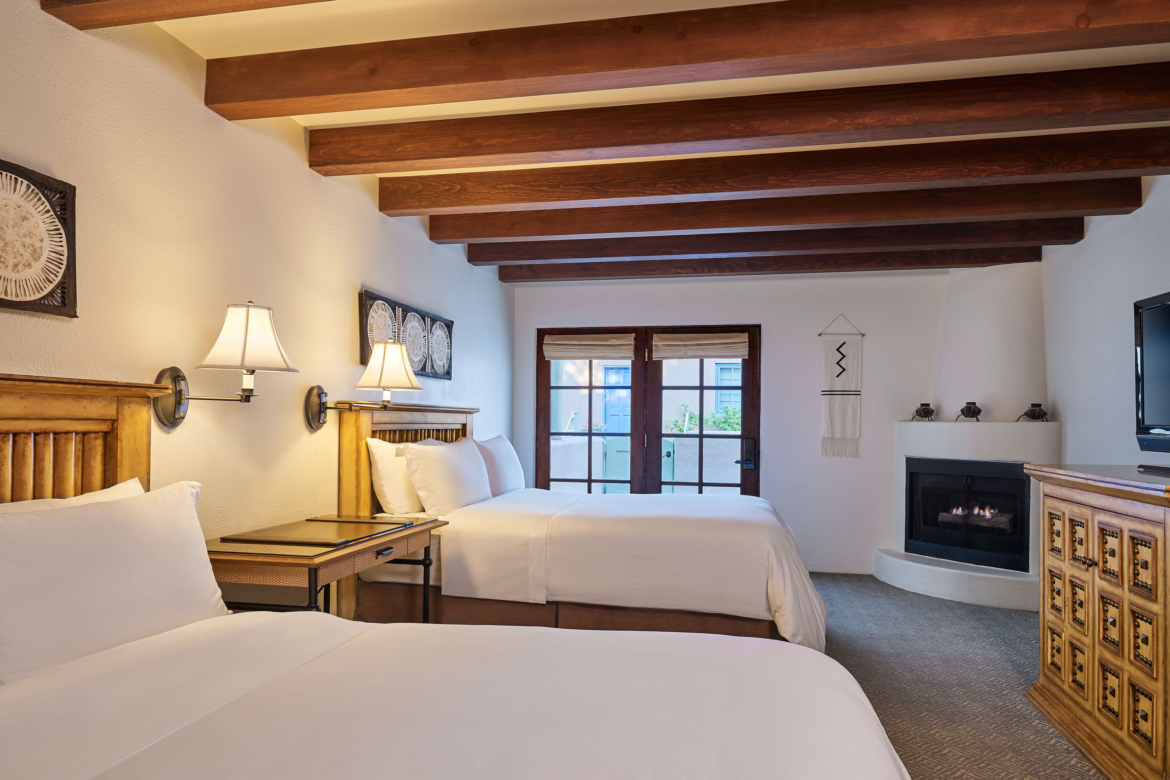 Queen/Queen Deluxe Guest Room With Fireplace