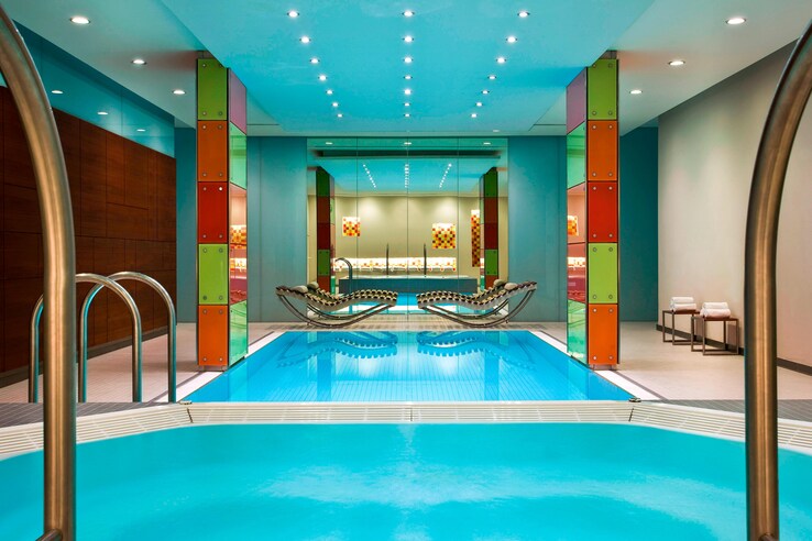 Le meridian vienna indoor swimming pool and jacuzzi area.