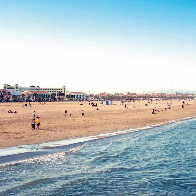  Valensiya'daki Malvarrosa plajı