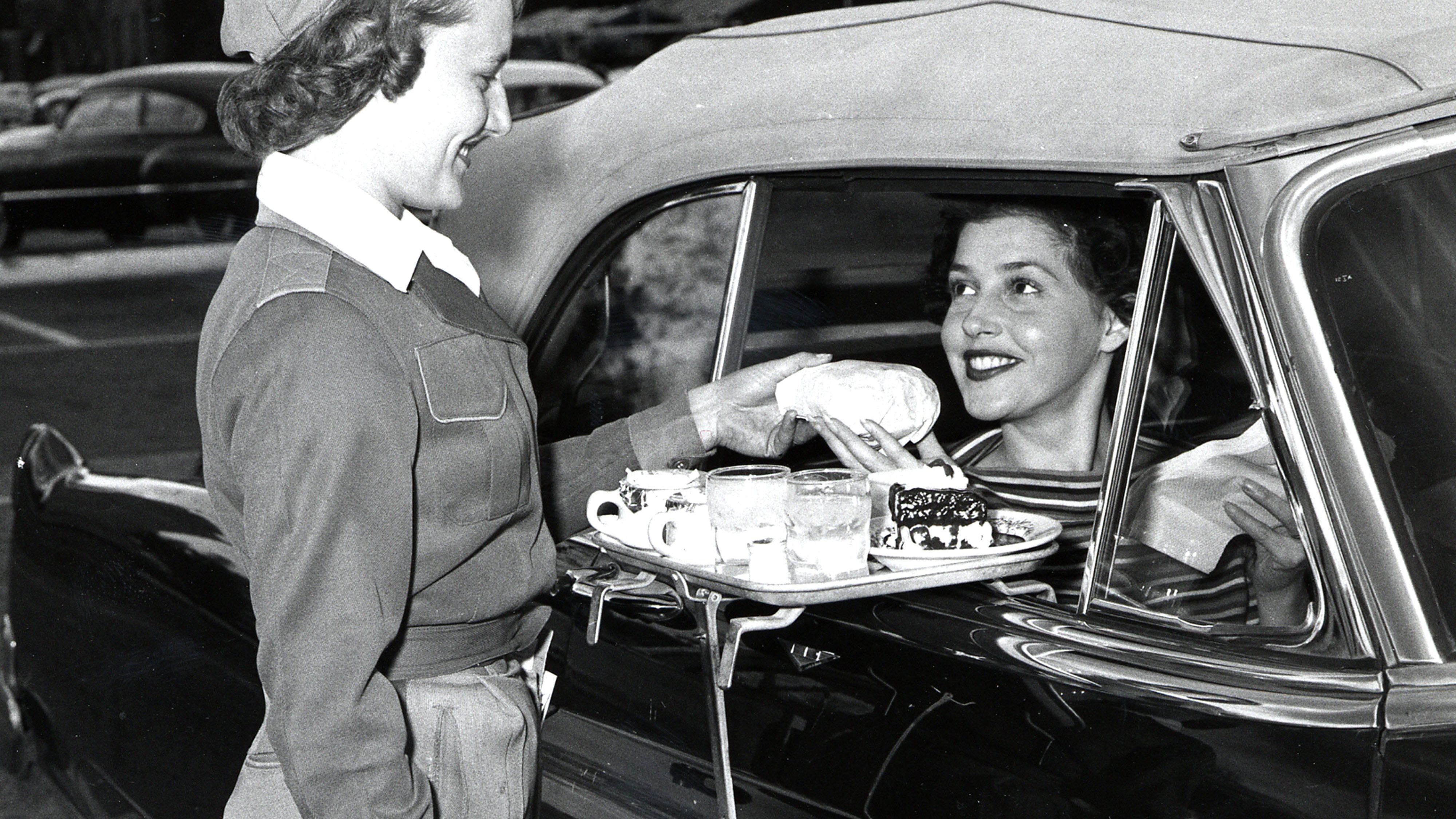 Saboreando uma refeição no carro, 1952