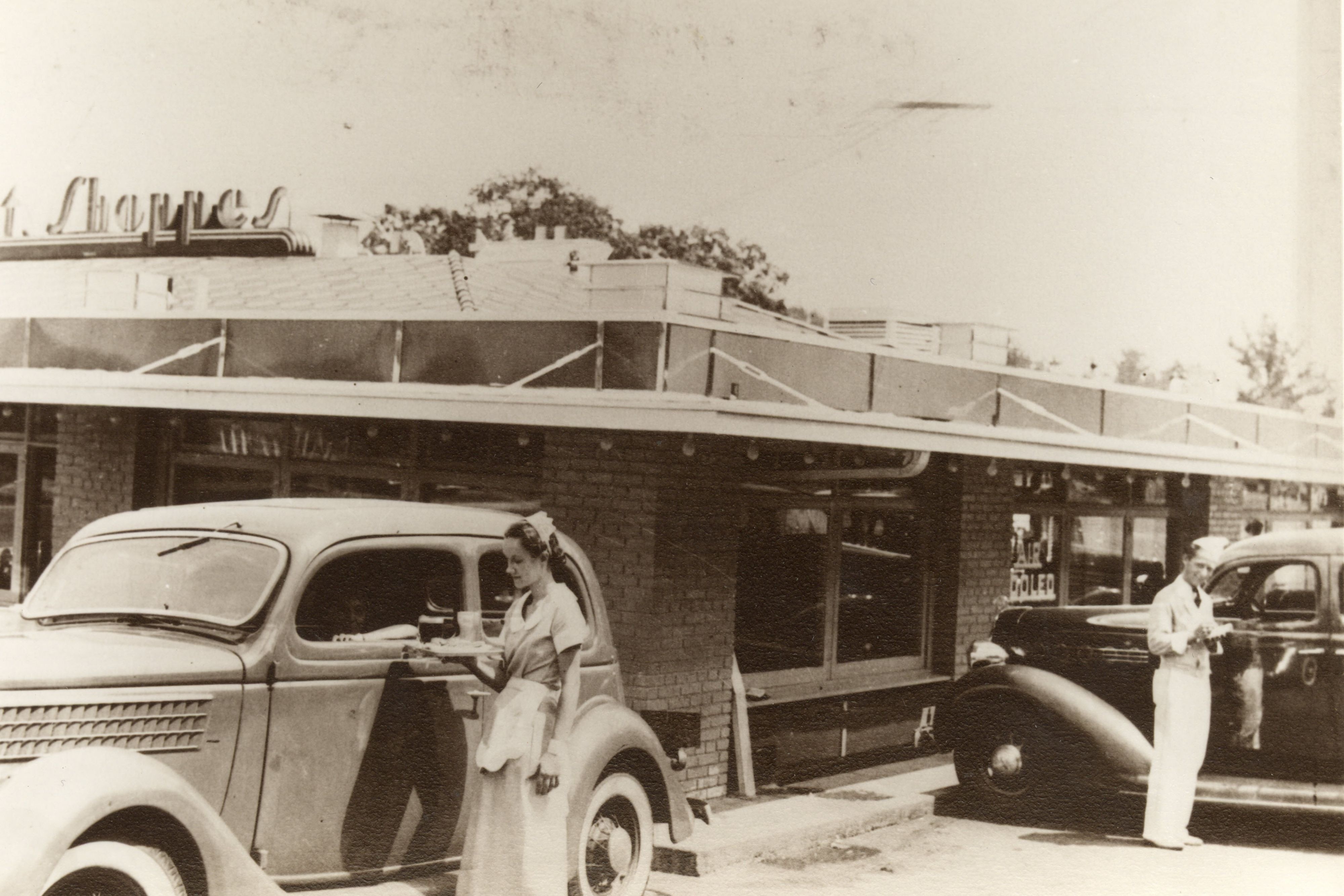 Curbettes atendem os clientes nos carros