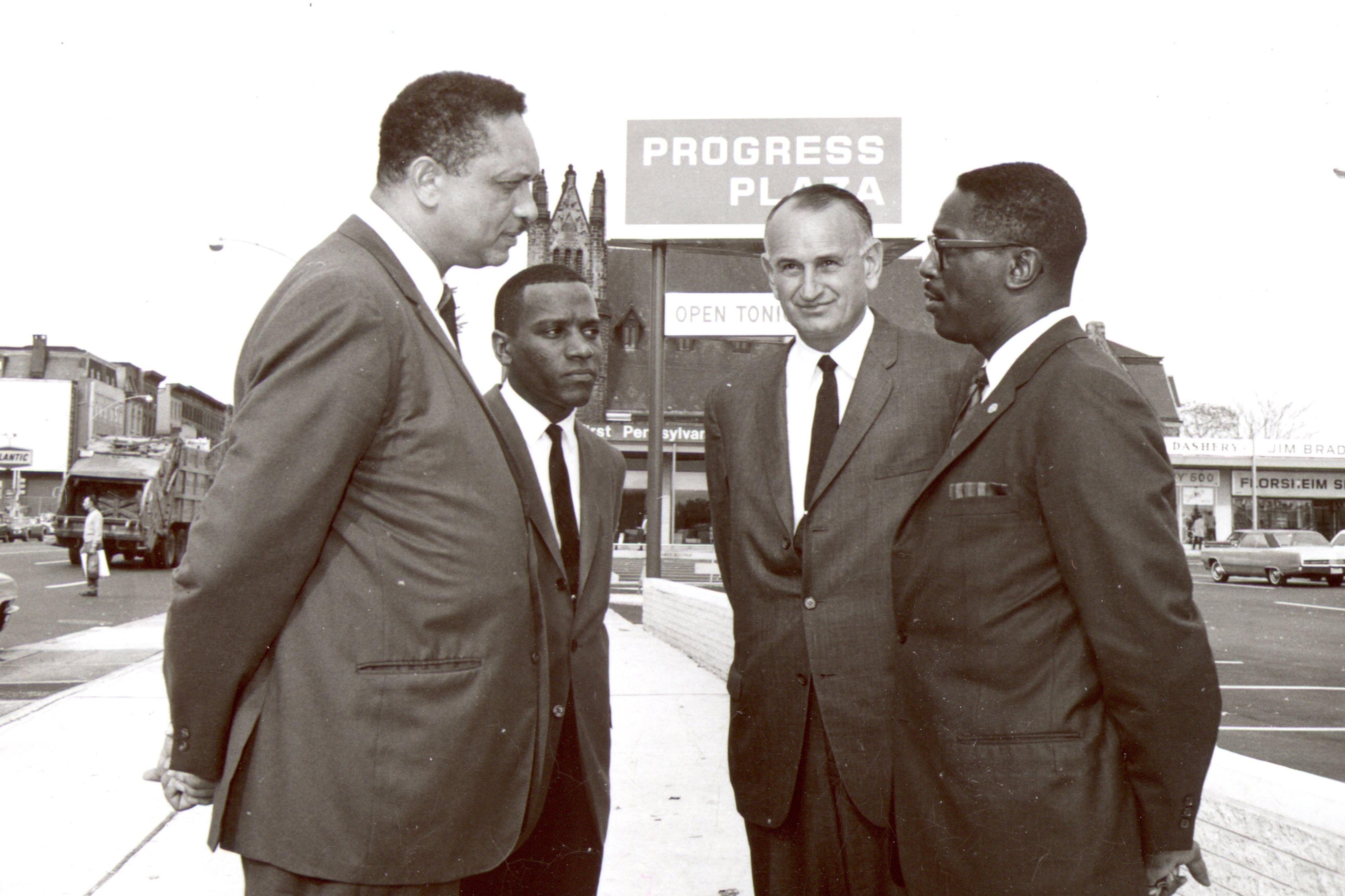 Abertura do Junior Hot Shoppe no Progress Plaza na Filadélfia, em 1968