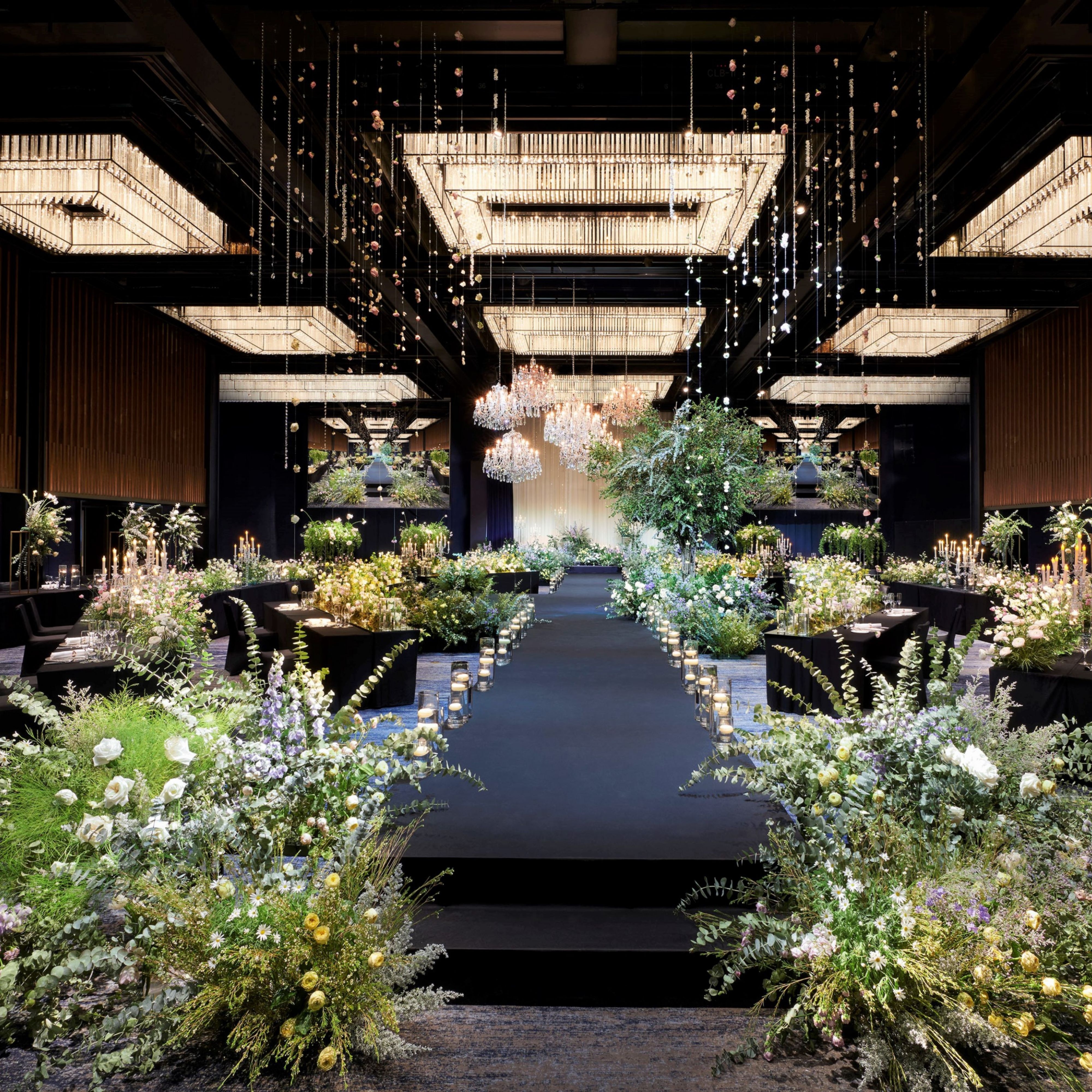 화려하고 풍성한 꽃으로 한껏 장식한 웨딩