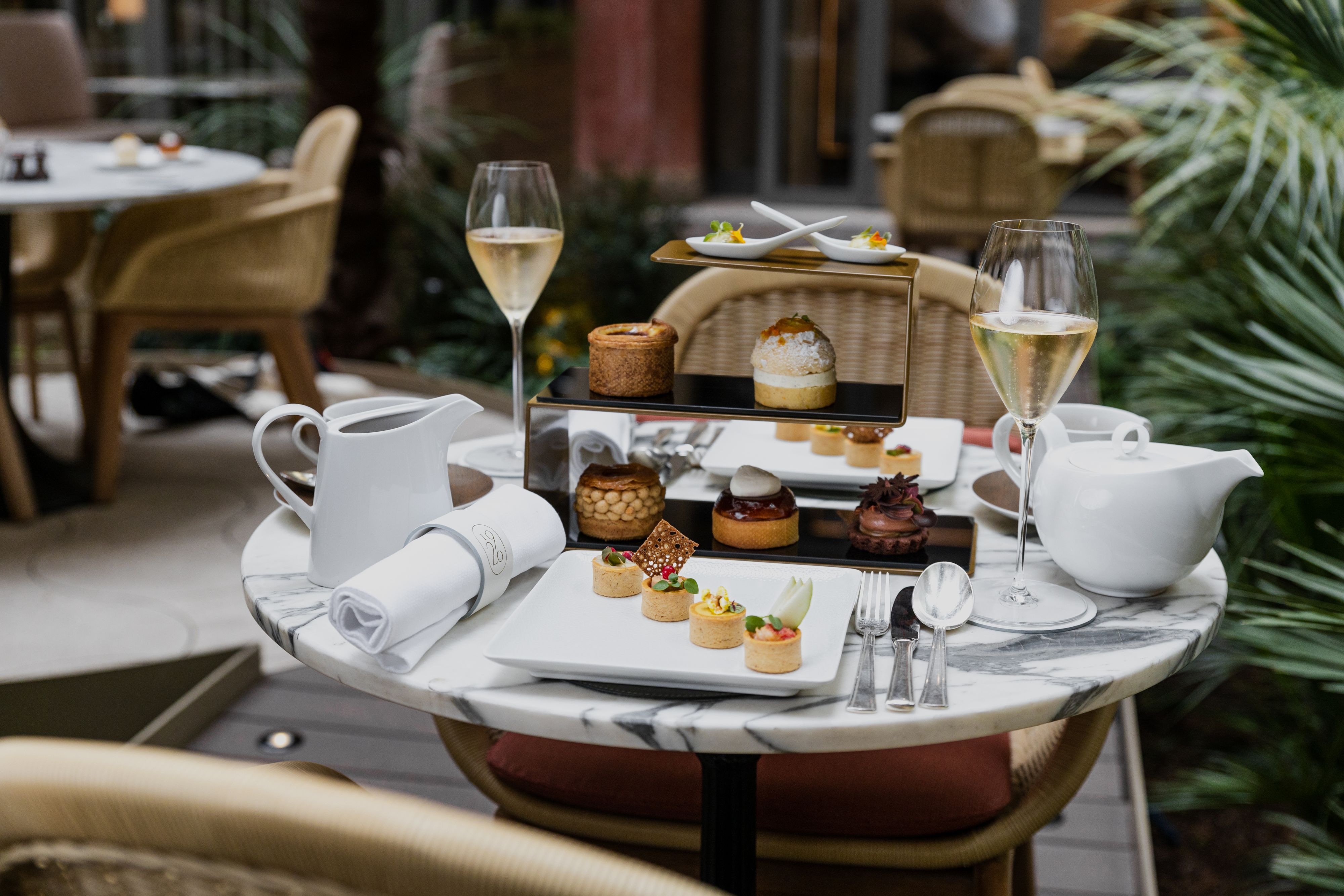 L'heure du thé au Prince de Galles, Paris
