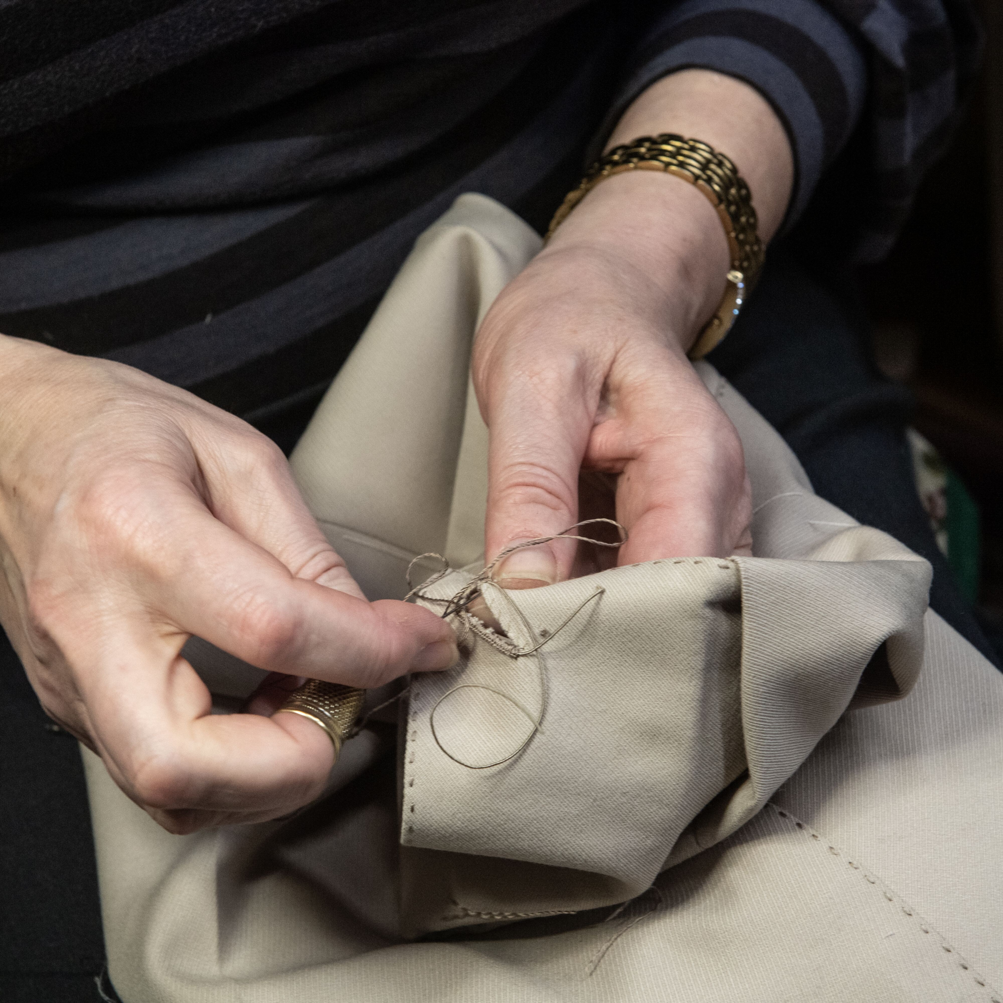 Un tailleur coud un vêtement