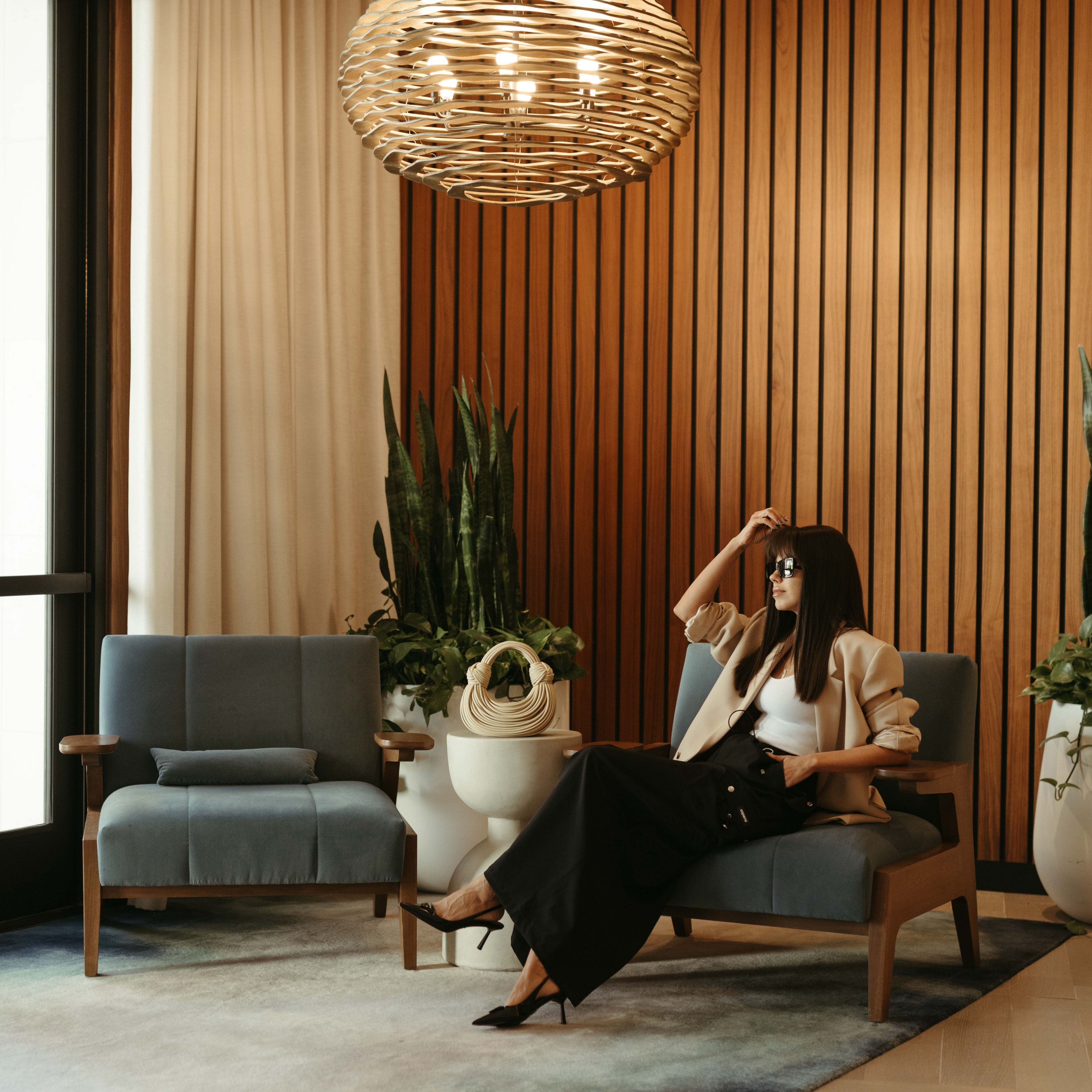 スパでくつろぐ人々