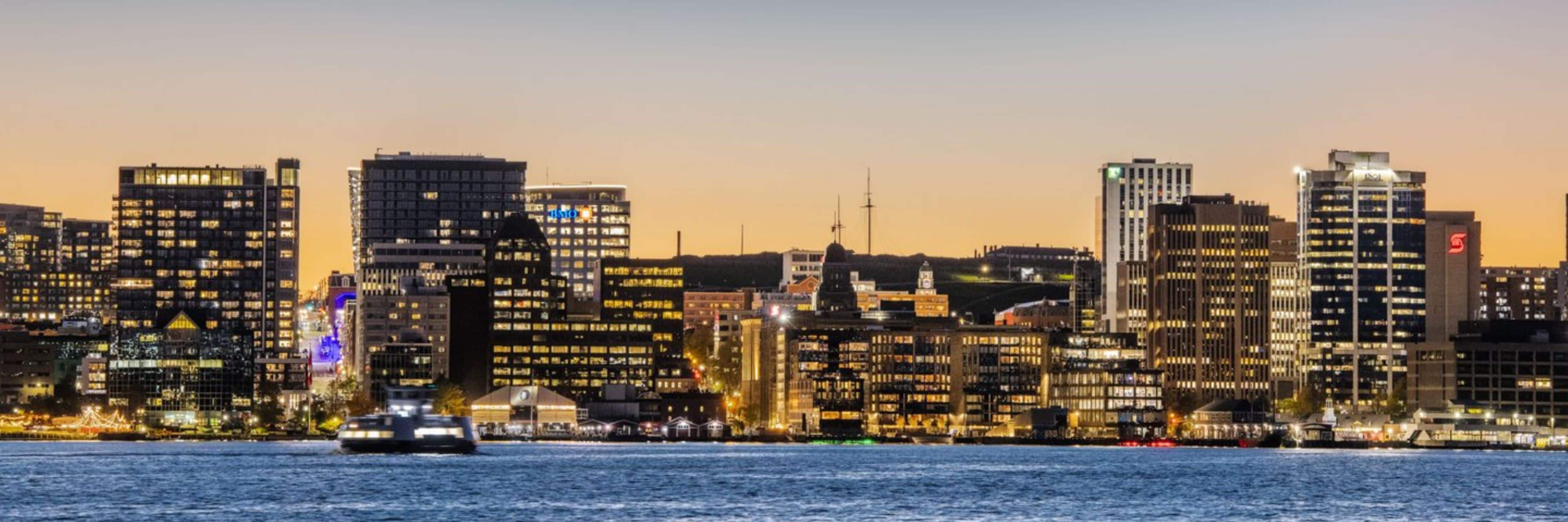 Vue de la ville depuis l'eau
