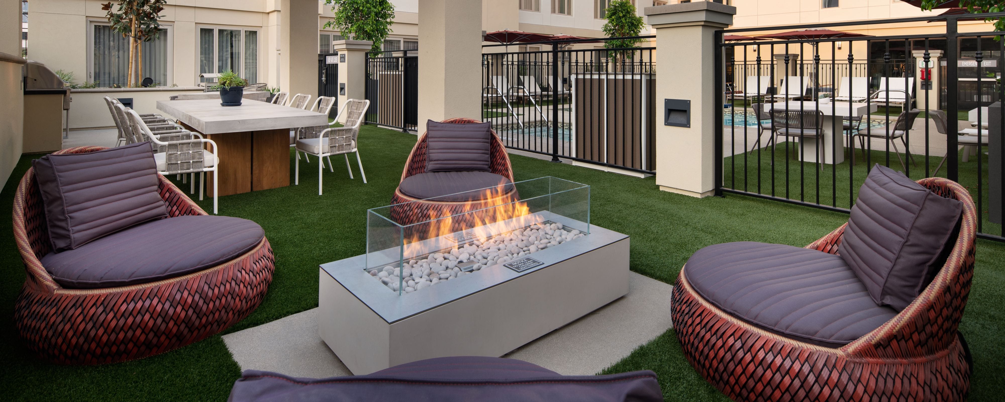 Outdoor fire pit