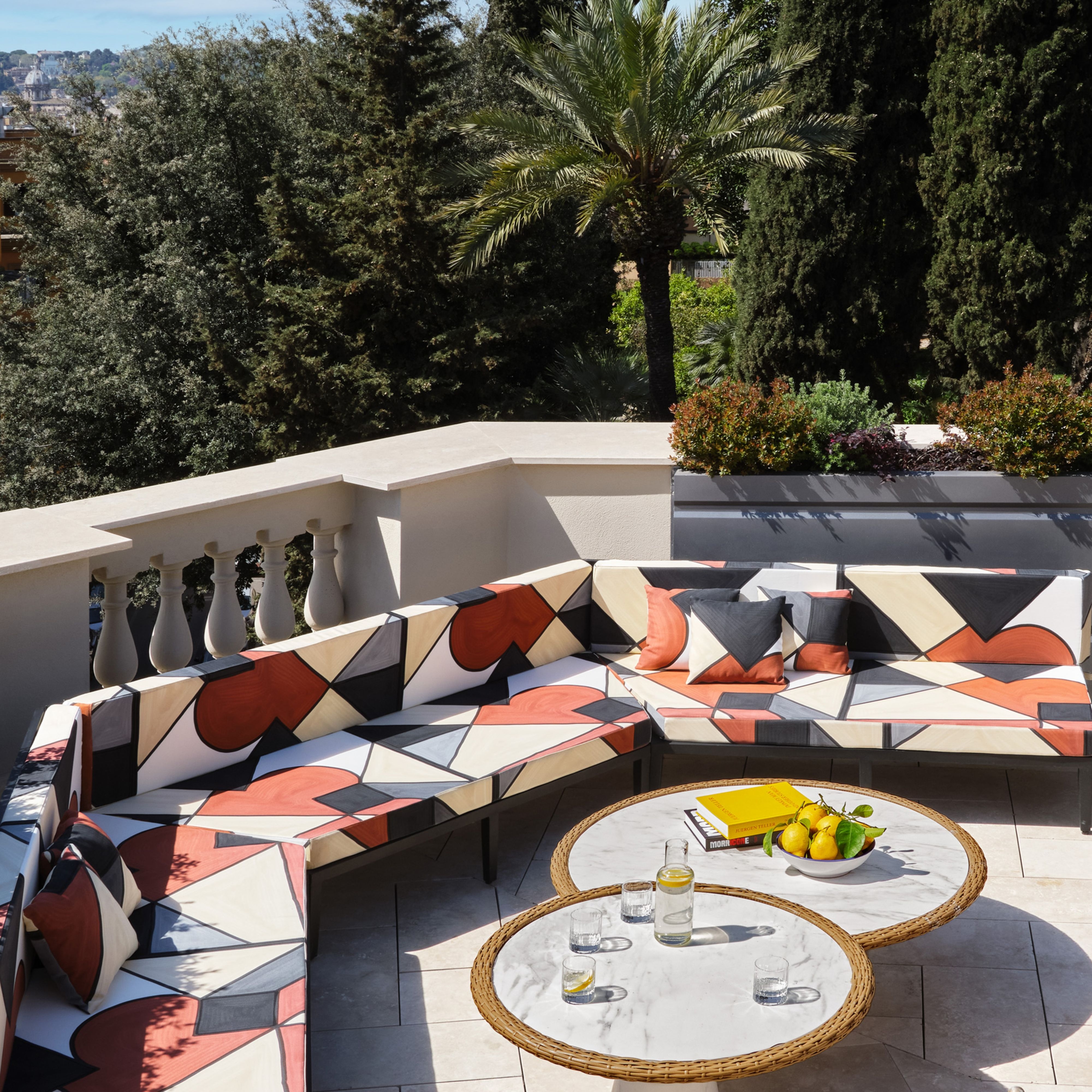 Sedia e divano da terrazza all'aperto