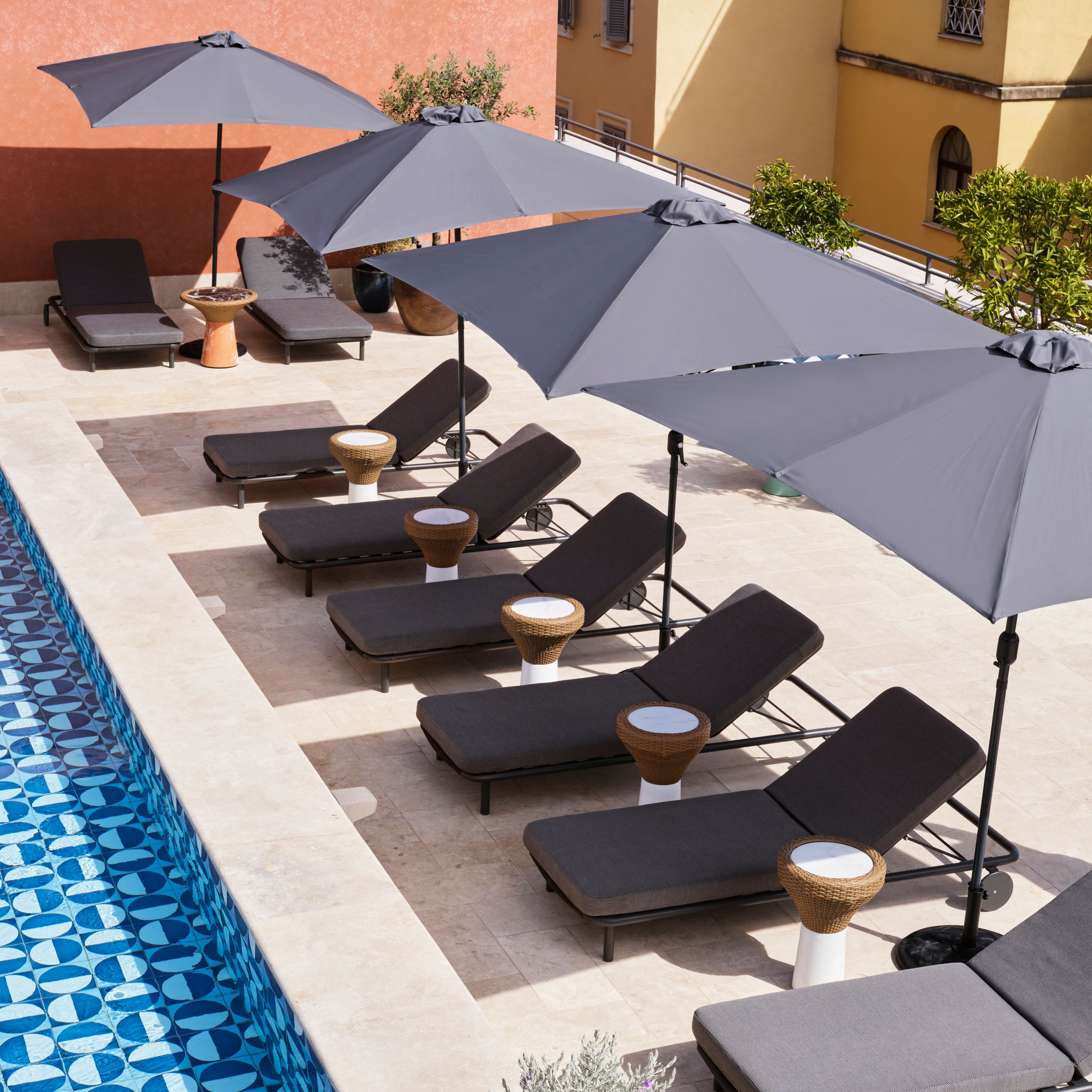 Sedie a sdraio accanto alla piscina all'aperto