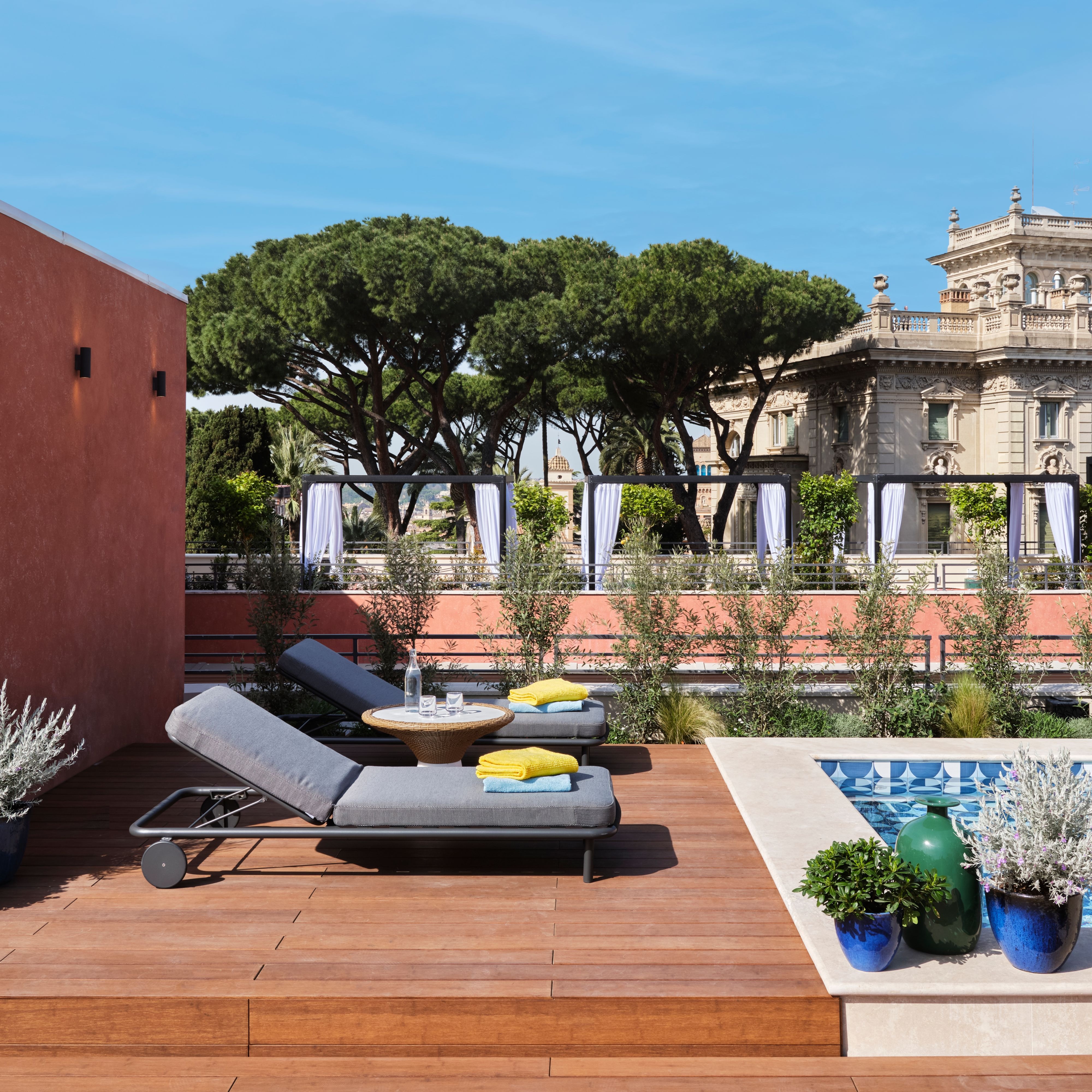 Piscina scoperta e lettini