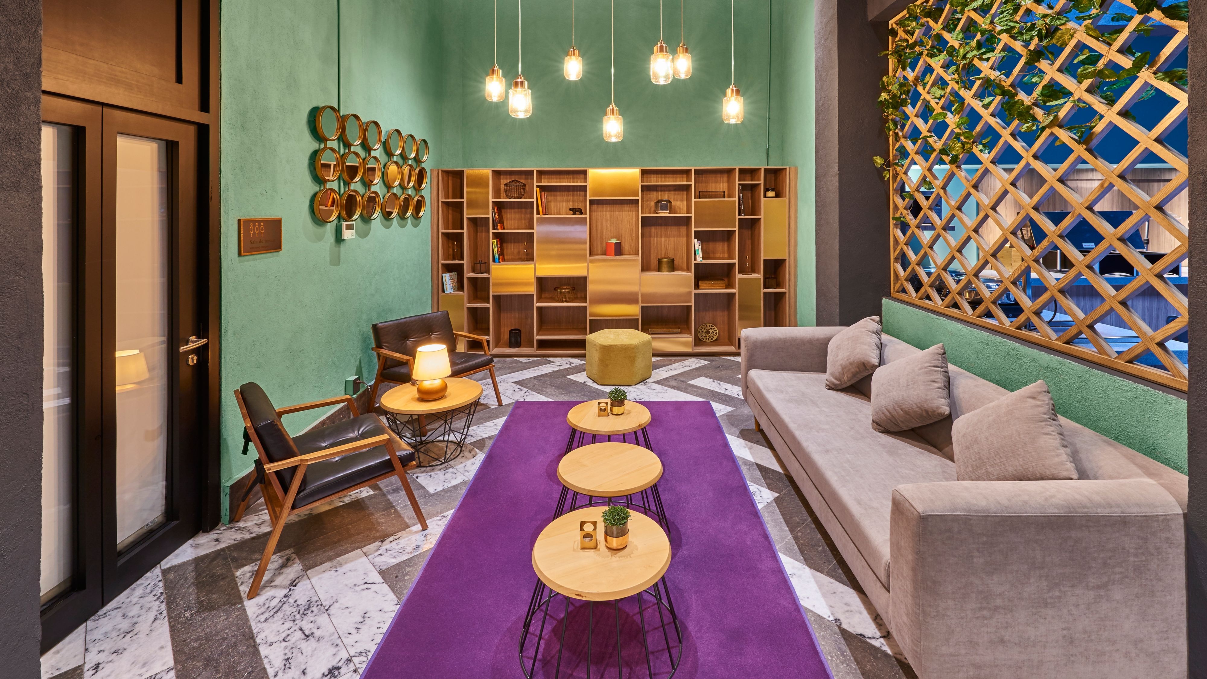 Lobby del hotel alegre con varias opciones de asientos